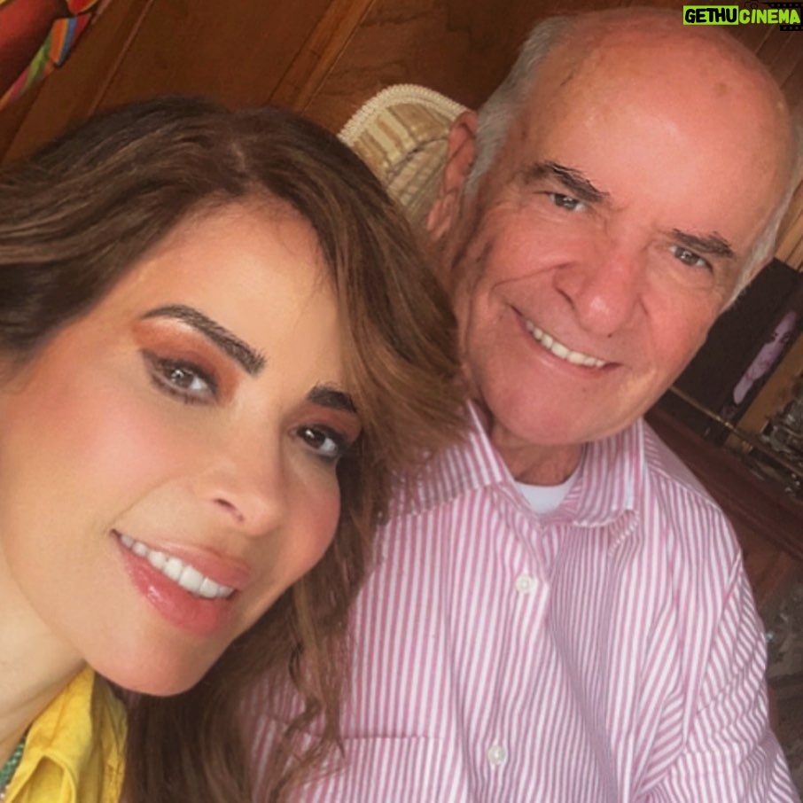 Gloria Trevi Instagram - Papá gracias x estar conmigo siempre te amo y feliz día del padre estoy muy honrada de ser tu hija doy gracias a Dios 🙏🏻❤️