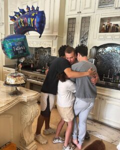 Gloria Trevi Instagram - Y ya juntos en casa Feliz día de el padre @armandogomez73 eres un papá de tiempo y corazón completo🥰