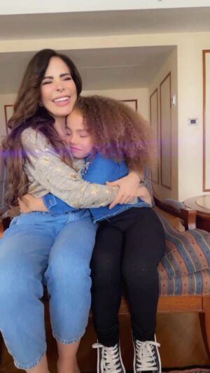 Gloria Trevi Instagram - En mi reciente visita a Perú conocí a @leandranv6, una hermosa fan que desde el primer momento en que la vi se robó mi corazón ❤️
Que maravilloso que la música pueda hacer esta magia en diferentes partes del mundo. 🇵🇪🙏🏼