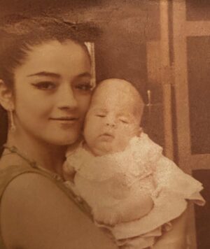 Gloria Trevi Instagram - Madre cuando nací tu eras mi universo, cuando me convertí en madre entendí que yo era tu infinito, feliz día a todas las madres del mundo y gracias a nuestros hijos donde quiera q estén, Porq nos enseñaron el amor más grande… y nos ayudaron a comprender un poco, el amor inmenso q nos tiene Dios ❤️❤️❤️