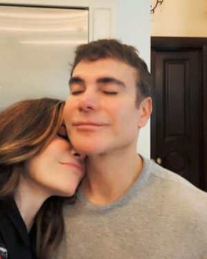 Gloria Trevi Instagram - Feliz cumpleaños mi amor…. Se que no es fácil estar conmigo y tener q soportar tantas tempestades… agradezco a Dios tu vida, cada día, cada respiro, cada latido, no terminaría de describir tus cualidades😂 pero eres FAMILIA en una palabra❤️❤️❤️❤️