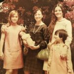 Gloria Trevi Instagram – Les comparto una foto inédita de su Trevi bebé…de izquierda a derecha la rubia linda mi tía Chelo, yo la bebe 😂 en brazos de mi hermosa abuela Gloria, la chica bonita de pelo larguísimo mi madre, y la niña linda mi tía Yolanda