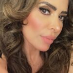Gloria Trevi Instagram – Así termine después de la apasionada noche en Mérida y a las 4:00 de la mañana inicié mi viaje de regreso a casa… lo increíble son ustedes…q una noche antes acamparon para estar en primera fila y al salir de el hotel estaban ahí esperándome para un abrazo, de verdad valoro mucho su amor 🥰 #trevilanders #trevianos