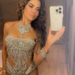 Gloria Trevi Instagram - Les puedo compartir imágenes de lo q pasaba justo antes de iniciar la presentación en @premiolonuestro yo acomodando todo en su lugar 😂… toda la gente hermosa trabajando al rededor para q todo saliera bello… y les puedo compartir unos minutos antes de quitarme ese body tan lindo y darme un baño caliente🥰 pero no se puede describir la emoción, el amor y la gratitud q siento❤️❤️❤️