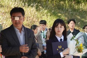 Go Youn-jung Instagram - 장희수의 졸업식. 
👩‍🎓💐