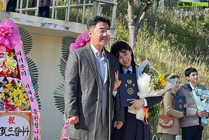 Go Youn-jung Instagram - 장희수의 졸업식. 👩‍🎓💐