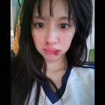 Go Youn-jung Instagram - 장희수의 하루100👋 끝까지 한순간도 눈을 떼지 못하게 했던 이 드디어 대단원의 막을 내렸습니다. 저도 여러분과 같은 시청자 중 한 사람으로서 매주 무빙을 기다리며 함께 즐거워했던 시간이 벌써 끝났다는 생각에 아쉽기만 합니다. 하나같이 사랑스럽고 멋진 캐릭터들, 흥미진진한 스토리라인, 화려하고 풍성한 볼거리, 그 무엇 하나 빠지지 않는 무빙 덕분에 지난 두 달이 너무나도 행복했습니다. 비록 촬영을 마친지는 꽤 오래되었지만, 완성된 작품을 보니 촬영하며 즐거웠던 추억들도 새록새록 떠오르고, 요즘 여러분께서 듬뿍 주신 사랑을 실감하며 너무너무 행복했기에 무빙과 희수를 이대로 보내기가 더더욱 아쉽습니다. 무빙과 희수는, 저에게 우리 모두는 다르고 특별한 사람이라는 것, 그리고 우리를 움직이게 하는 원동력은 사랑이라는 것을 배우게 한 작품이자 캐릭터였습니다. 희수가 받은 주원 아빠의 사랑, 봉석이와 강훈이의 사랑, 그리고 팬분들의 사랑을 원동력으로, 앞으로 더욱 열심히 연기하는 배우가 되도록 노력하겠습니다. 이 작품을 위해 고생하신 박인제, 박윤서 감독님, 강풀 작가님, 모든 선배님들과 동료 배우분들, 모든 제작사 스텝 및 디즈니플러스 임직원 여러분, 정말 고생 많으셨습니다! 그리고 마지막으로, 이 작품이 더 뜨겁고 더 무빙할 수 있도록 사랑해주신 디즈니플러스 구독자 및 무빙의 팬분들! 저희 무빙 그리고 희수 사랑해주셔서 진심으로 감사드립니다!! 무빙 그리고 희수, 끝까지 가보자고!!!🏃‍♀️🦺🌻🌟 얘들아 엄청 사랑하고 졸업 축하한다!!!!!!!!