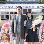 Go Youn-jung Instagram - 장희수의 하루100👋 끝까지 한순간도 눈을 떼지 못하게 했던 이 드디어 대단원의 막을 내렸습니다. 저도 여러분과 같은 시청자 중 한 사람으로서 매주 무빙을 기다리며 함께 즐거워했던 시간이 벌써 끝났다는 생각에 아쉽기만 합니다. 하나같이 사랑스럽고 멋진 캐릭터들, 흥미진진한 스토리라인, 화려하고 풍성한 볼거리, 그 무엇 하나 빠지지 않는 무빙 덕분에 지난 두 달이 너무나도 행복했습니다. 비록 촬영을 마친지는 꽤 오래되었지만, 완성된 작품을 보니 촬영하며 즐거웠던 추억들도 새록새록 떠오르고, 요즘 여러분께서 듬뿍 주신 사랑을 실감하며 너무너무 행복했기에 무빙과 희수를 이대로 보내기가 더더욱 아쉽습니다. 무빙과 희수는, 저에게 우리 모두는 다르고 특별한 사람이라는 것, 그리고 우리를 움직이게 하는 원동력은 사랑이라는 것을 배우게 한 작품이자 캐릭터였습니다. 희수가 받은 주원 아빠의 사랑, 봉석이와 강훈이의 사랑, 그리고 팬분들의 사랑을 원동력으로, 앞으로 더욱 열심히 연기하는 배우가 되도록 노력하겠습니다. 이 작품을 위해 고생하신 박인제, 박윤서 감독님, 강풀 작가님, 모든 선배님들과 동료 배우분들, 모든 제작사 스텝 및 디즈니플러스 임직원 여러분, 정말 고생 많으셨습니다! 그리고 마지막으로, 이 작품이 더 뜨겁고 더 무빙할 수 있도록 사랑해주신 디즈니플러스 구독자 및 무빙의 팬분들! 저희 무빙 그리고 희수 사랑해주셔서 진심으로 감사드립니다!! 무빙 그리고 희수, 끝까지 가보자고!!!🏃‍♀️🦺🌻🌟 얘들아 엄청 사랑하고 졸업 축하한다!!!!!!!!
