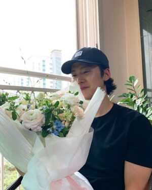 Gong Myeong Instagram - 축하해주셔서 감사합니다!🖤
( photo by 브라더 )
