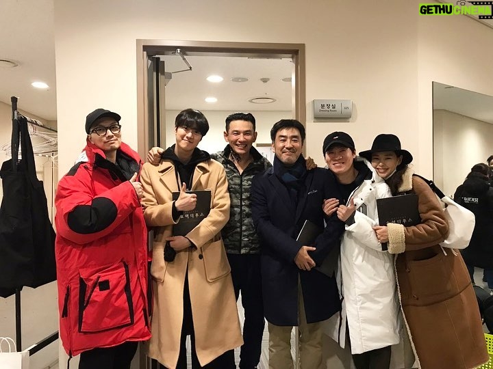 Gong Myeong Instagram - 독수리 오남매의 나들이 황정민 선배님 감사합니다! 공연 너무 재밌게 봤습니다! 👍🏻👍🏻👍🏻