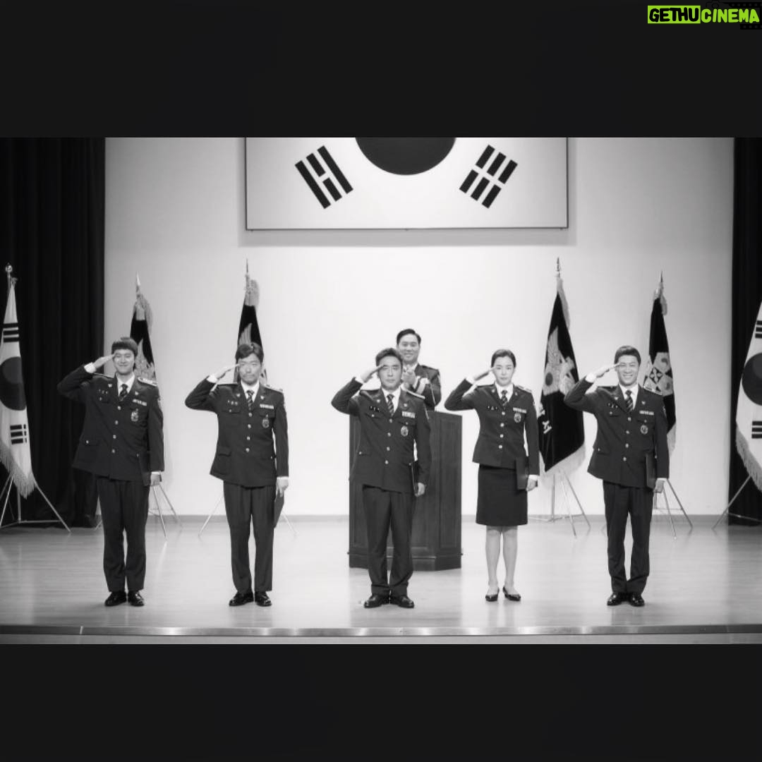 Gong Myeong Instagram - 감사합니다! 촬영하면서 너무 행복했던 작품인데요 이렇게 많은 분들이 좋아해주시고 사랑해주셔서 저에게는 더더욱 소중한 작품이 되었습니다 들뜨지 않고 조급해하지 않고 열심히 최선을 다하는 배우가 되겠습니다! 새해복많이받으세요~! 승룡이형, 선규형, 하늬누나, 동휘형 사랑해요💕