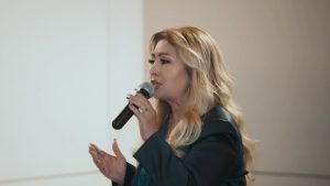 Googoosh Instagram - A beautiful throwback to the recent launch party of Googoosh’s perfume in Los Angeles. 
The amazing @LeilaForouhar giving a spontaneous performance and a lovely speech at the end of this memorable event.

#Tbt #LeilaForouhar 

یک خاطره زیبا از شب رونمایی «عطر گوگوش؛»؛ شبی به یاد ماندنی با اجرای پر احساس لیلا فروهر عزیز و کلمات زیبایی که در پایان این اجرا بیان کرد.

#لیلافروهر