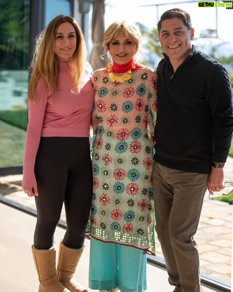 Googoosh Instagram - Six years ago when I was spending the summer in Pairs I somehow felt like singing a song inspired by the native sound of southern Iran. It took a few weeks before I was introduced to a song previously performed by the late Naser Abdollahi. I instantly fell in love with the song and started rehearsing it. The song was recorded along with a series of songs such as “Hastamo Nistam” and some that are still unreleased. The reason for this delay is only because of all the horrific events that occurred in Iran and only increased by time. Today however I’ve decided to release this song along with it’s music video prior to Norouz, hoping that it will bring some joy to my listeners. Love Googoosh تابستان شش سال پیش، زمانی که برای تعطيلات تابستان در پاریس بودم، در اين فكر بودم که ترانه ای بخوانم که از موسیقی غنى و فرهنگ بومی جنوب ایران الهام گرفته باشد. بعد از چند هفته، آهنگى از زنده ياد ناصر عبدالهى شنيدم كه بسيار به دلم نشست... بلافاصله عاشق این ترانه شدم و شروع به زمزمه آن کردم. اين ترانه همزمان با ترانه های دیگر مثل «هستم و نیستم» و چندین ترانه دیگر که هرگز منتشر نشد، ضبط شد. دلیل پخش نشدن این ترانه، وقایع وحشتناکیست که آن زمان در ایران اتفاق افتاد و هر سال بدتر و بدتر شد. ولی امروز، بالاخره تصمیم گرفتم که این ترانه و موزیک ویدیو را قبل از نوروز منتشر کنم. امیدوارم که برايتان شادى بياورد. با عشق گوگوش Photographer: @losangeles_pic / @hadisharekian Hair & Make up: @henryzador