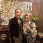 Googoosh Instagram - چقدر خوشحالم که امسال در روز تولد شهبانوی عزیزم این شانس را داشتم که در کنارشان باشم امیدوارم سالیان زیادی همچنان سلامت و شاد بمانید. @shahbanou_farah_pahlavi Birthday celebrations #Shahbanoo 🌹