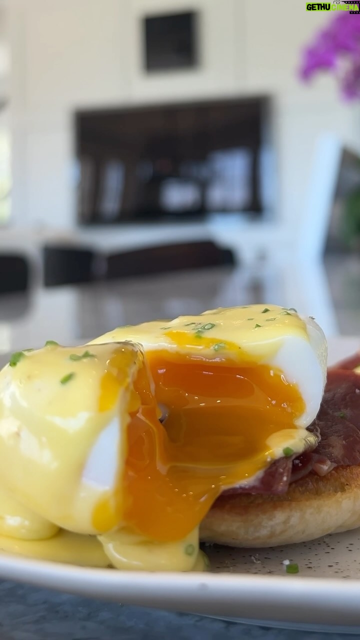 Gordon Ramsay - 47.6K Likes - @f1 is back ! And I know a driver or two loves their Jamón so here’s an Eggs Benedict Recipe with some Jamón for the weekend !
.
HOLLANDAISE
Egg yolks
White wine vinegar
Melted butter
Lemon juice
Salt
POACHED EGGS 🥚
White Vinegar
Eggs
Salt
Pepper
ASSEMBLY
Jamón or Parma Ham
English Muffin
Chives