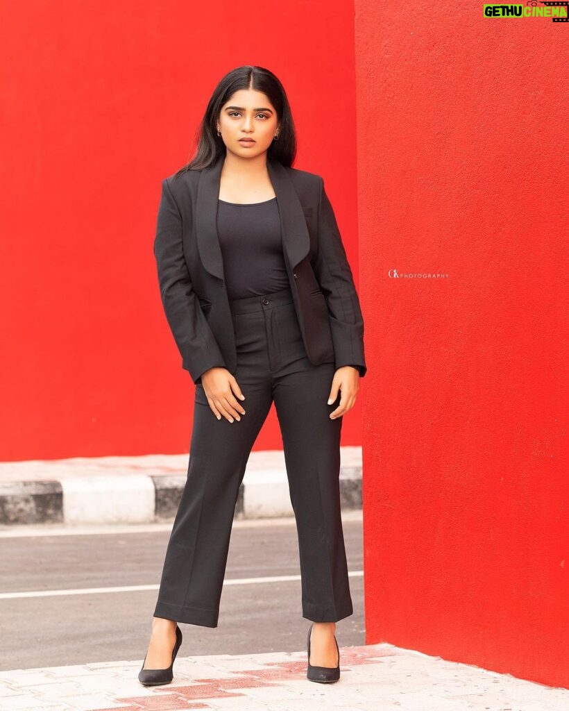 Gouri G Kishan Instagram - Boss lady but chill 🕶 @vynod.sundar @gk_.photography._ @editors_desktop Chennai, India