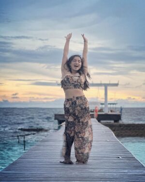 Gouri G Kishan Instagram - Evening skies 😮‍💨⛅️🌊

@pickyourtrail @amayakudarah @amayaresort

#pickyourtrail #hasslefreeholidays #letsPYT #amayakudarah #PickyourtrailToAmaya

#blues #sky #ootd #sunset #sea #fashion #bliss