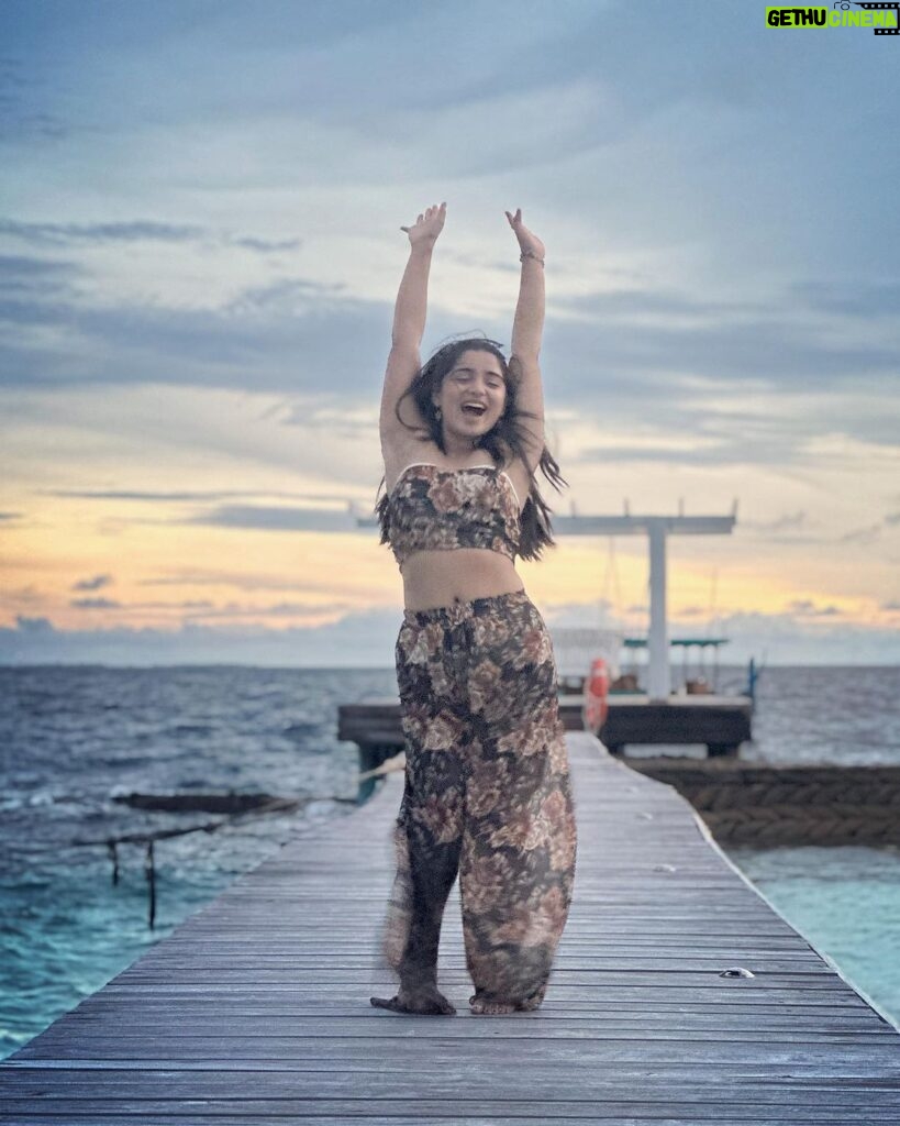 Gouri G Kishan Instagram - Evening skies 😮‍💨⛅🌊 @pickyourtrail @amayakudarah @amayaresort #pickyourtrail #hasslefreeholidays #letsPYT #amayakudarah #PickyourtrailToAmaya #blues #sky #ootd #sunset #sea #fashion #bliss Amaya Resorts & Spas Maldives