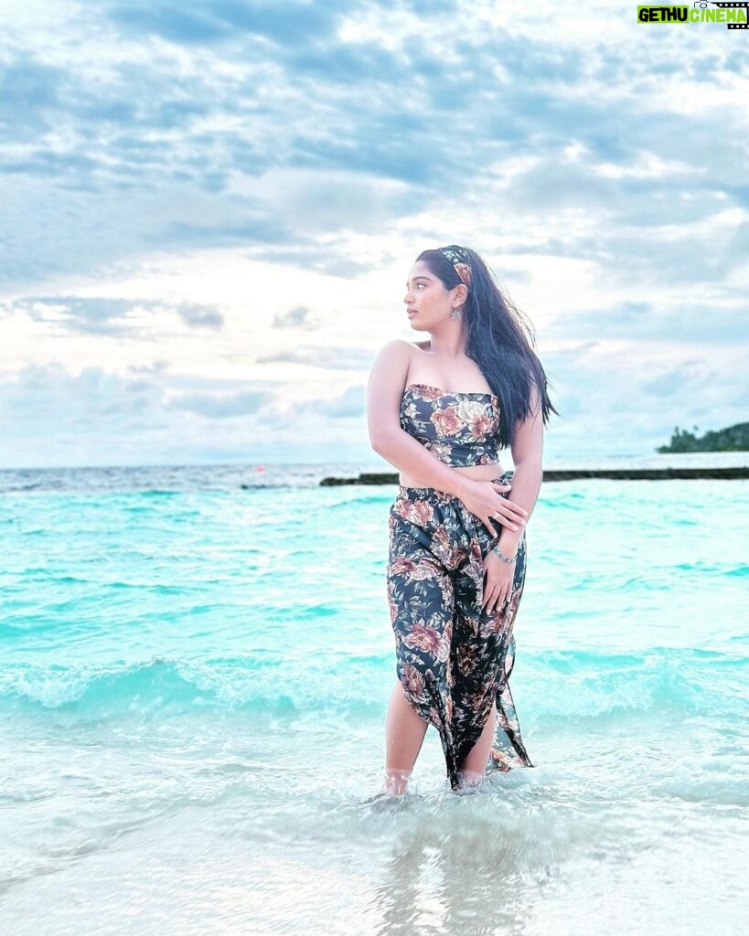 Gouri G Kishan Instagram - Evening skies 😮‍💨⛅🌊 @pickyourtrail @amayakudarah @amayaresort #pickyourtrail #hasslefreeholidays #letsPYT #amayakudarah #PickyourtrailToAmaya #blues #sky #ootd #sunset #sea #fashion #bliss Amaya Resorts & Spas Maldives