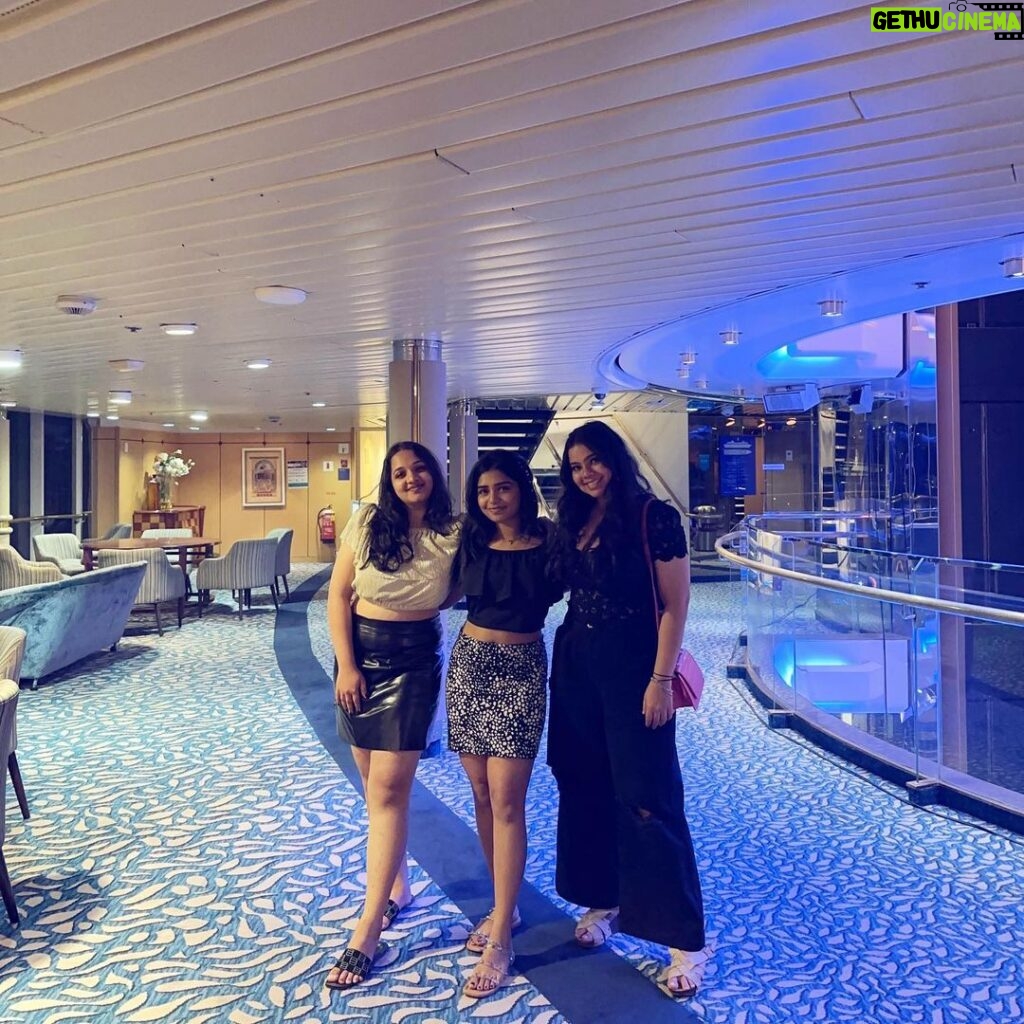 Gouri G Kishan Instagram - some nights on the cruise 🌌😮‍💨 #mygirls #throwback #vacay #cruiseship #nightlife #allblack #memories #ootd #instagood #love #fashion #sisterhood