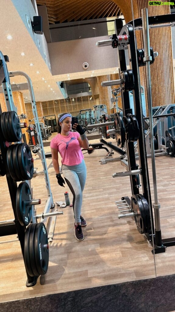 Gouri G Kishan Instagram - Finding motivation to renew gym membership 🫣 #fitness #training #gym #strong 💪🏻