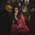 Gouri G Kishan Instagram - Oh-so vintage, oh-so pristine 🪞🍂 Photography : @_harikumar._ Concept & styling : @amritha_lakshmi___ @styledby_al_ Mua : @neethu_makeupartist Costume : @tatvadesignelement Decor : @wenyu_events Bts : @__naim.___ Camera team : @gokul_pratheep_ Styling team : helana______ Location : @floor911_obscura #vintage #instagram #classic #style #fashion #hotpink #art #viral #retro #aesthetic
