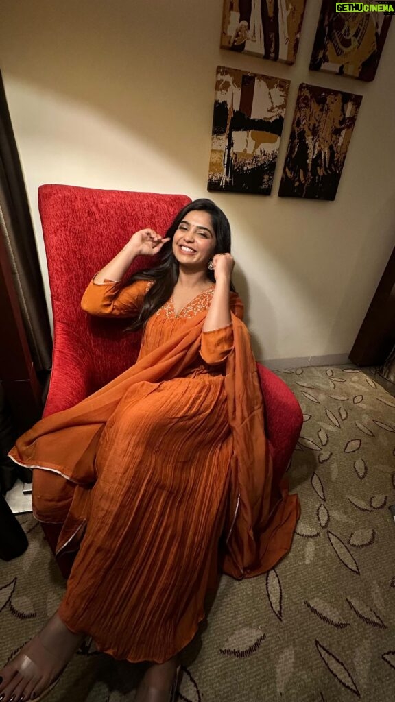 Gouri G Kishan Instagram - We have an orange-ment 🍑🧡 Outfit @pastelsdesignstudio Jewellery @antra.collectionz Store @allonawallkochi MUAH @makeupartistry_kottayam.cochin Styling @styyledbyjoe @joe_elize_joy