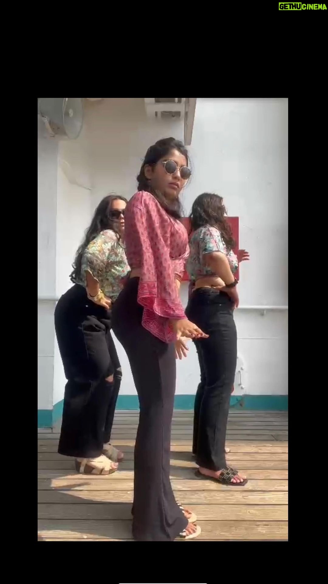 Gouri G Kishan Instagram - Pyaare Pyaare Dance Challenge ๐ #tbt to that day on the cruise when I had the biggest bloat, so donโt come @ me, I know ๐ @littlemissrawther @sorginalsproduction @ved_unshiv @sangeeth.prathap @vaisakh_c_ @wonderwall_records @wonderwall_media @luke_jos @titto_p_thankachen #littlemissrawther #govindvasantha #gourigkishan #wonderwallrecords #wonderwallmedia #soriginals #DanceChallenge #pyaarepyaaredance
