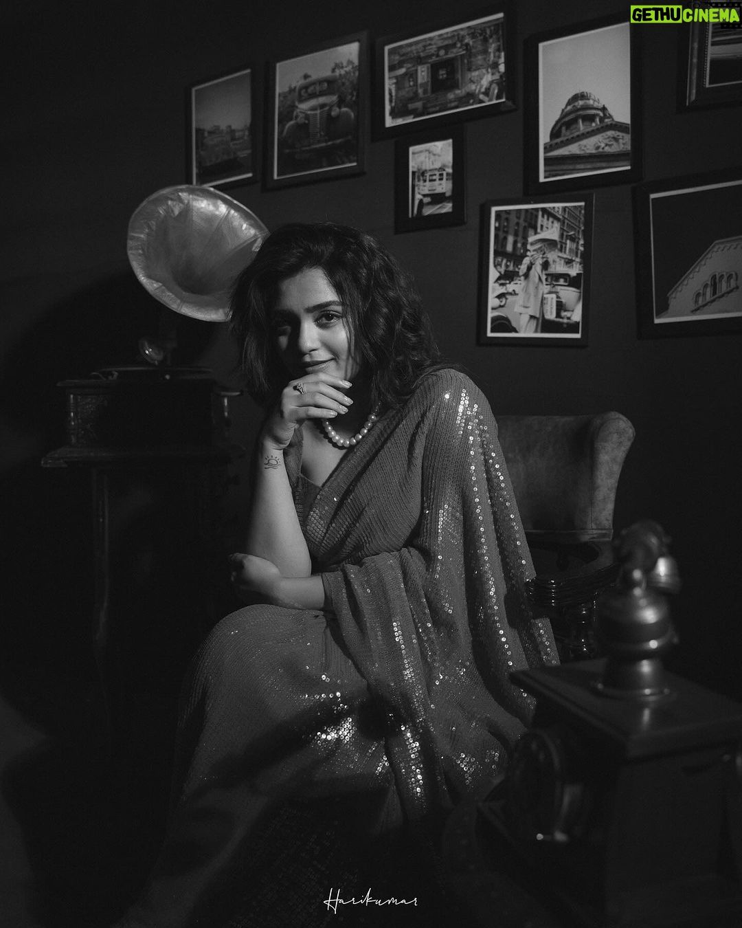 Gouri G Kishan Instagram - π Photography : @_harikumar._ Concept & styling : @amritha_lakshmi___ @styledby_al_ Mua : @neethu_makeupartist Costume : @tatvadesignelement Decor : @wenyu_events Bts : @__naim.___ Camera team : @gokul_pratheep_ Location : @floor911_obscura