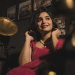 Gouri G Kishan Instagram - Oh-so vintage, oh-so pristine 🪞🍂 Photography : @_harikumar._ Concept & styling : @amritha_lakshmi___ @styledby_al_ Mua : @neethu_makeupartist Costume : @tatvadesignelement Decor : @wenyu_events Bts : @__naim.___ Camera team : @gokul_pratheep_ Styling team : helana______ Location : @floor911_obscura #vintage #instagram #classic #style #fashion #hotpink #art #viral #retro #aesthetic