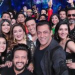 Govinda Instagram - Yeh IPML family ki selfie dekh kar itni khushi 🤧, itni khushi 🤧, itni khushi 🤧 mujhe aaj tak nahi hui 😭. Lekin khushi hogi double, jab hum le jaayengey IPML ki trophy, apne ghar! 😉 Watch the opening ceremony of the #IndianProMusicLeague, Tonight, 8 PM on @ZeeTV #IPMLonZeeTV #MusicUnchaRaheHamara #IPMLOpeningCeremony #AnanyaBirlaFoundationBengalTigers @zee5 @ipml_official @zeestudiosofficial @contiloepictures @ananyabirlafoundation @ananya_birla @bengaltigersmc @tina.ahuja @officialsunitaahuja @akanksha0711