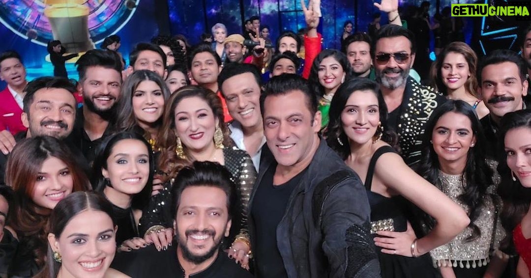 Govinda - 97.9K Likes - Yeh IPML family ki selfie dekh kar itni khushi 🤧, itni khushi 🤧, itni khushi 🤧 mujhe aaj tak nahi hui 😭.
Lekin khushi hogi double, jab hum le jaayengey IPML ki trophy, apne ghar! 😉
Watch the opening ceremony of the #IndianProMusicLeague, Tonight, 8 PM on @ZeeTV
#IPMLonZeeTV #MusicUnchaRaheHamara #IPMLOpeningCeremony #AnanyaBirlaFoundationBengalTigers
@zee5 @ipml_official @zeestudiosofficial @contiloepictures @ananyabirlafoundation @ananya_birla @bengaltigersmc @tina.ahuja @officialsunitaahuja @akanksha0711