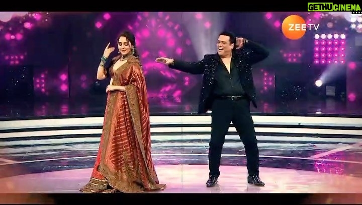 Govinda Instagram - Grand Finale mein lagaane chaar chand aa rahe hain Hero No. 1 aka Govinda! Dekhiye #SaReGaMaPa - Grand Finale, iss Ravivaar, 9 baje, sirf #ZeeTV par aur kahin bhi, kabhi bhi @zee5shows par. #SRGMP2023 #MarutiSuzukiArenaSRGMP #NeetiMohan #AnuMalik #AdityaNarayan #HimeshReshammiya #GrandFinale #Promo #Govinda @anumalikmusic @neetimohan18 @realhimesh @adityanarayanofficial @govinda_herono1 @haarshlimbachiyaa30 @msarenaofficial