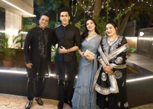 Govinda Instagram - आहूजा परिवार से आप सबको दिवाली की हार्दिक शुभकामनाएँ 🙏🏻 Happy Diwali ☺️🪔✨