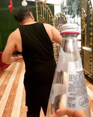Govinda Instagram - Satur-Yay! ⚡💪🏻
#bottlecapchallenge #accepted 😎