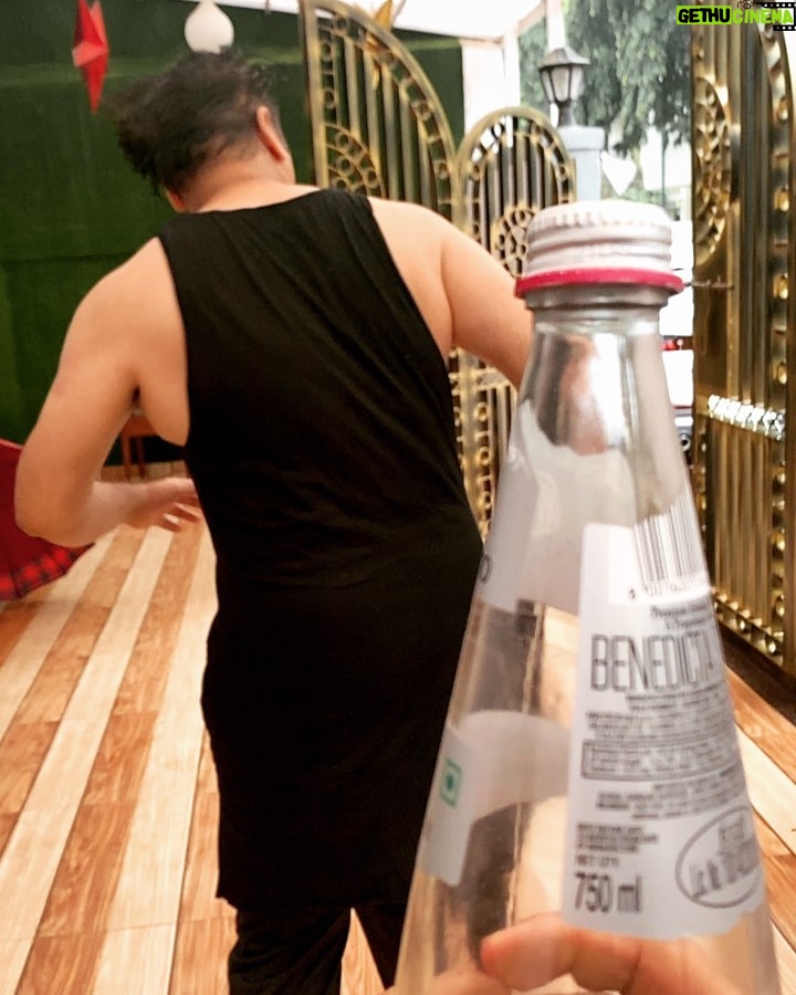 Govinda - 130.8K Likes - Satur-Yay! ⚡💪🏻
#bottlecapchallenge #accepted 😎