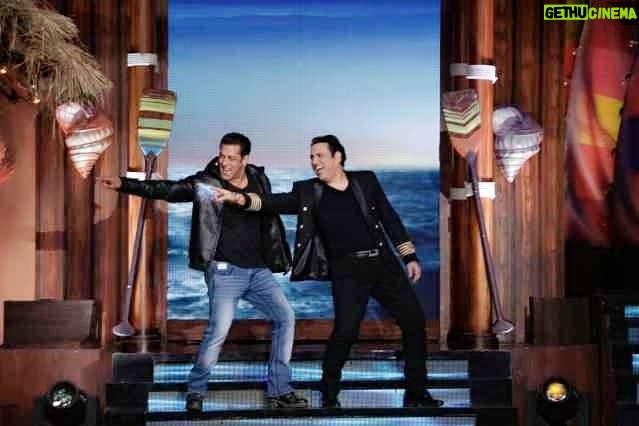 Govinda Instagram - Hope u guys enjoyed #biggboss12 last night as much as we did. Great fun after a long time with @beingsalmankhan 🎉 Big Boss