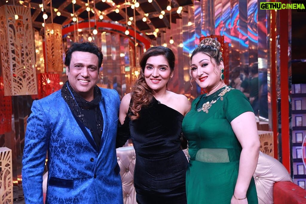 Govinda Instagram - Watch me tonight having a dhamaal with my lovely family on #Entertainmentkiraat @entertainmentkiraat only on #Colorstv @colorstv at 10pm ! 🎉😀 #familytime #laughterriot #funtimes #familylove