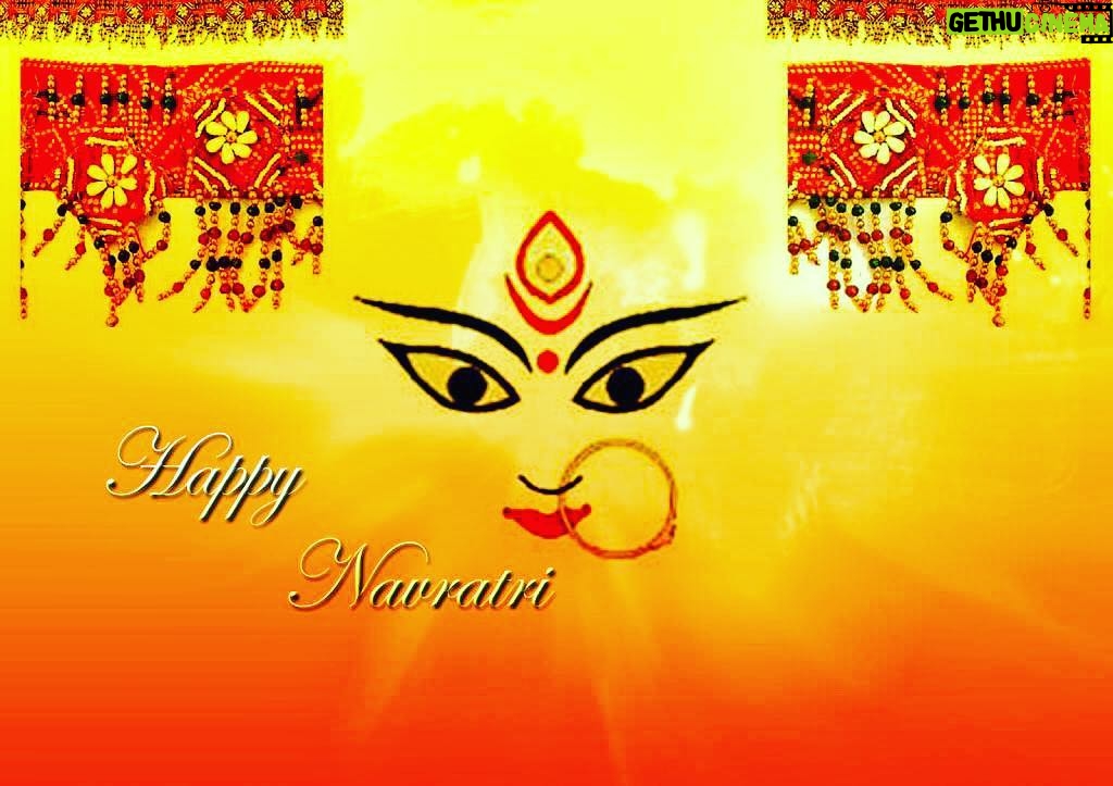 Govinda Instagram - A very Happy & Prosperous Navratri to all ! 😊🙏🏻🎉 #navratri2017 #happiness #peace #prosperity #jaimatadi