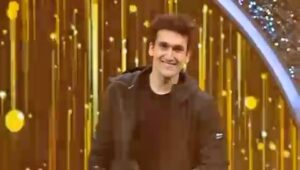 Govinda Instagram - Dhamakedaar entertainment ke liye ho jaiye tayaar. Main aa raha hoon Kal, apne favourite @aapkadharam ji @officialsunitaahuja  or mere apne @ahuja_yashvardhan 
Ke sath only on #indianidol .

@ahuja_yashvardhan @aapkadharam @officialsunitaahuja @adityanarayanofficial 
@nehakakkar @realhimesh @vishaldadlani
.
Curated by @tina.ahuja
Styled by @tiara_gal @akansha.27 
Outfit by @creativestop_official