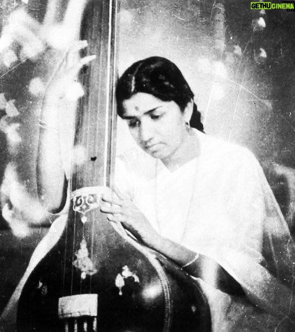 Govinda Instagram - The nightingale, Bharat Ratna recipient, great singer, master of her art. Respected mother, Lata Mangeshkar is no more with us. Not just in the state of Maharashtra or in the county, but across the world, you were the living embodiment of goddess Saraswati. I, on behalf of my respected mother, late Mrs Nirmala Devi and her family, pray to god that your soul rests in peace. Your physical presence may not be here with us anymore, but your name, memories and beautiful melodies shall continue to remain in the hearts of every Indian. We bow to you out of love and utmost respect. ππ» #omshanti