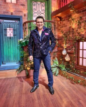 Govinda Instagram - Entertainment ka dhamal Kapil and Ahuja family k saath.♥️ @tkssaudience 
Curated by @tina.ahuja @officialstore.star 
Styled by @Akansha.27 @tiara_gal 
Outfit by @videshistudiobyabhishek 
denim @spykarofficial 
Shoes by @saalvi_by_kaarigar
Assisted by @divya16_98