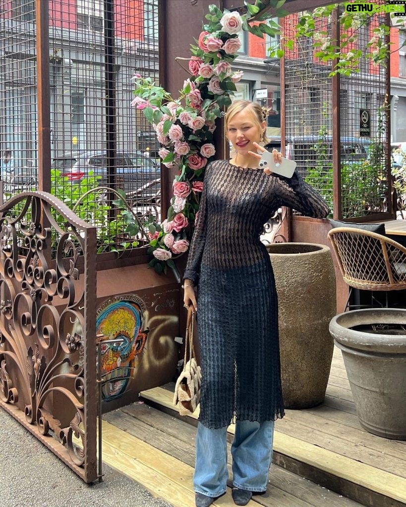 Grace VanderWaal Instagram - Jeans under dresses 2023 babe