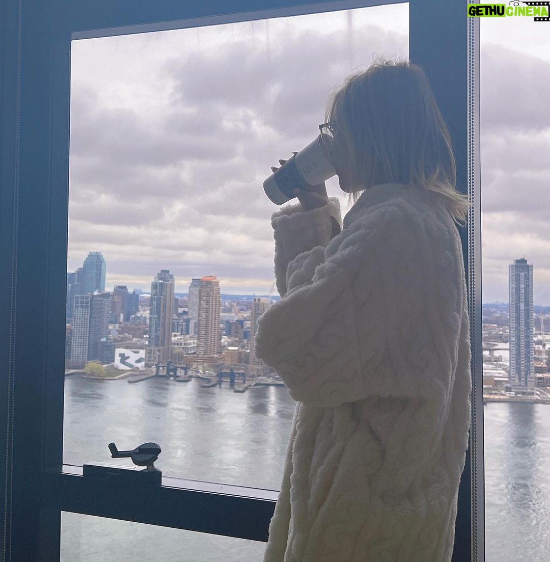 Grace VanderWaal Instagram - Living vicariously through my bffs apartment