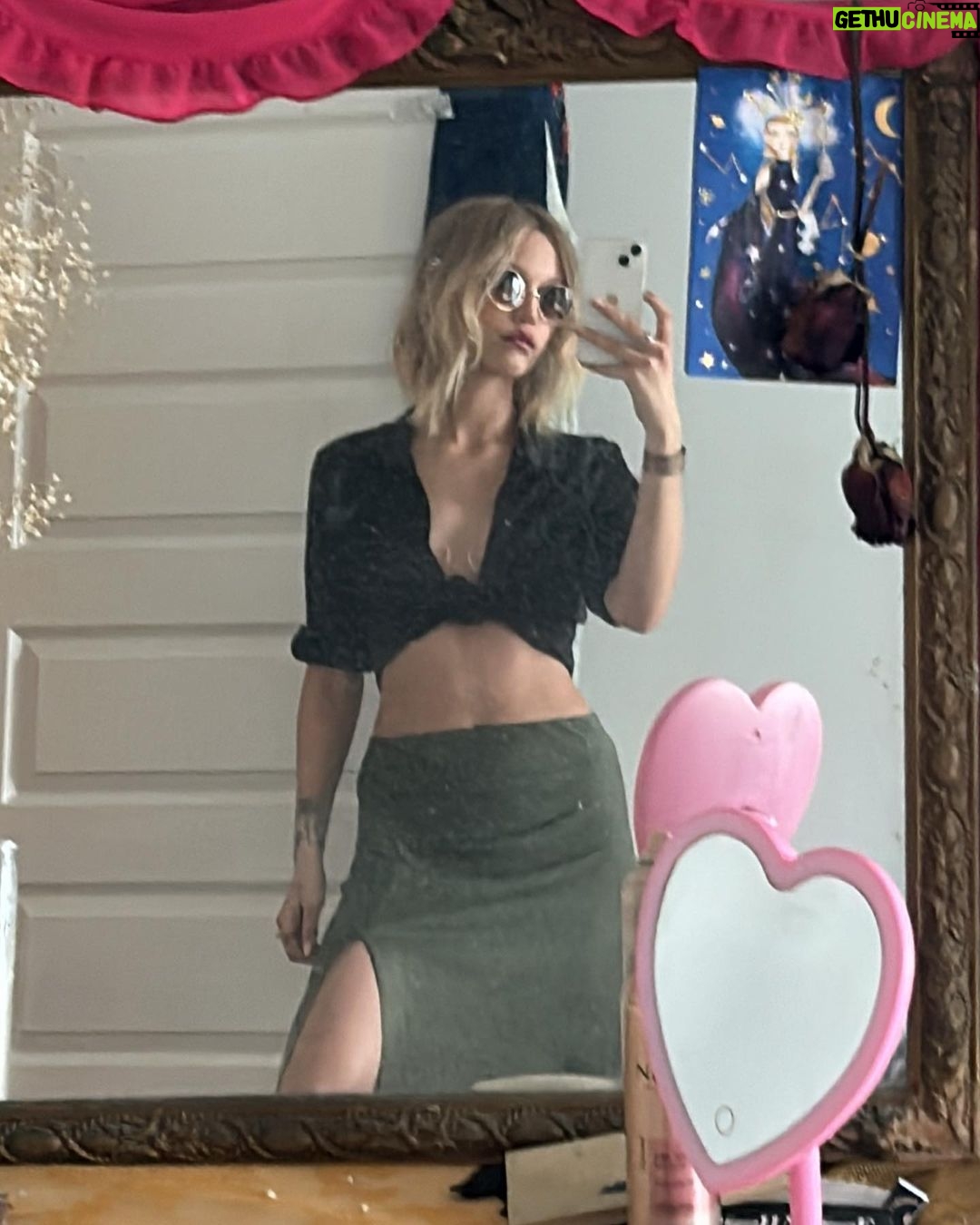 Grace VanderWaal Instagram - 🖤been awhile