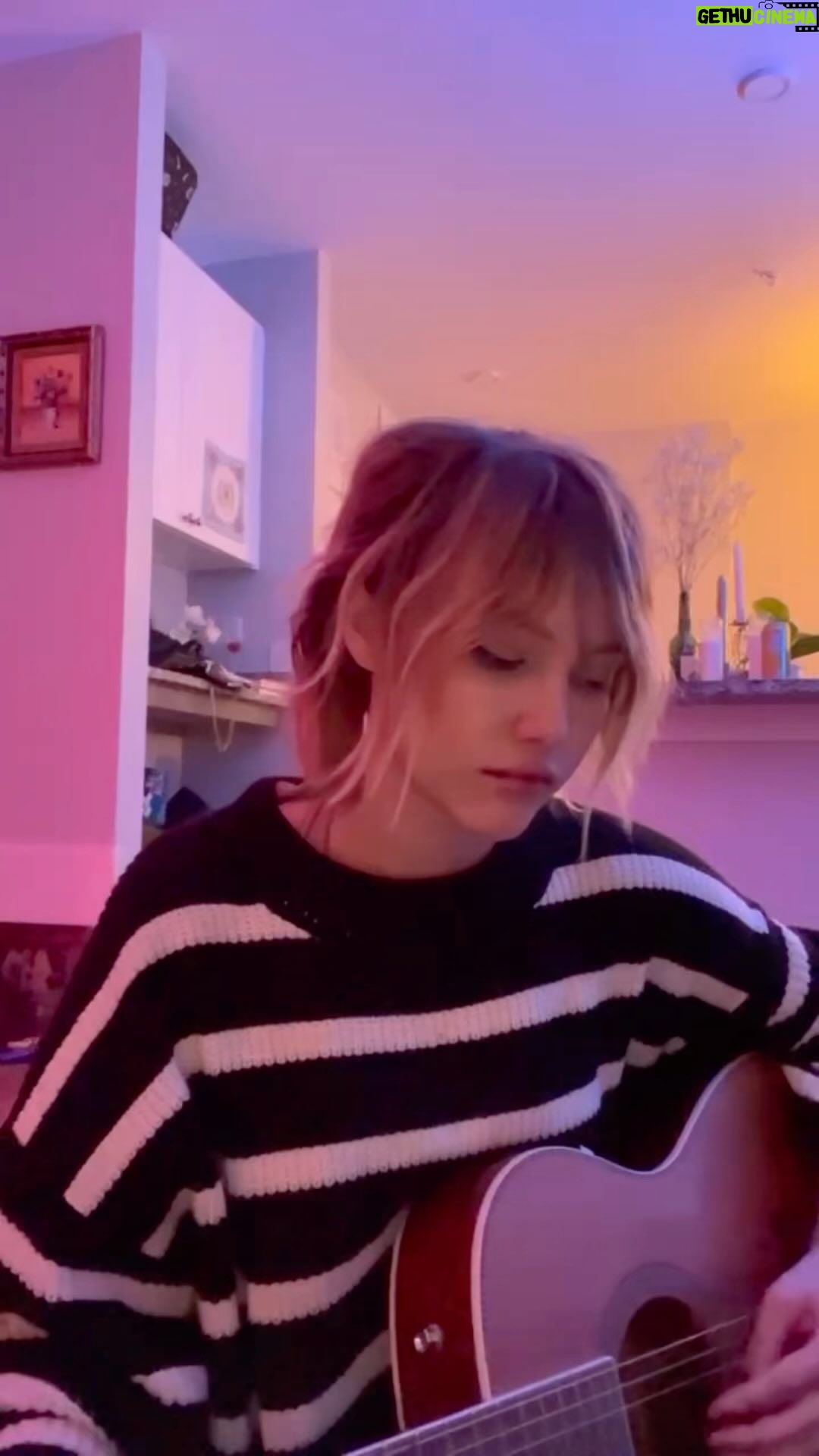 Grace VanderWaal Instagram - ☆Find peace of mind☮️🍃