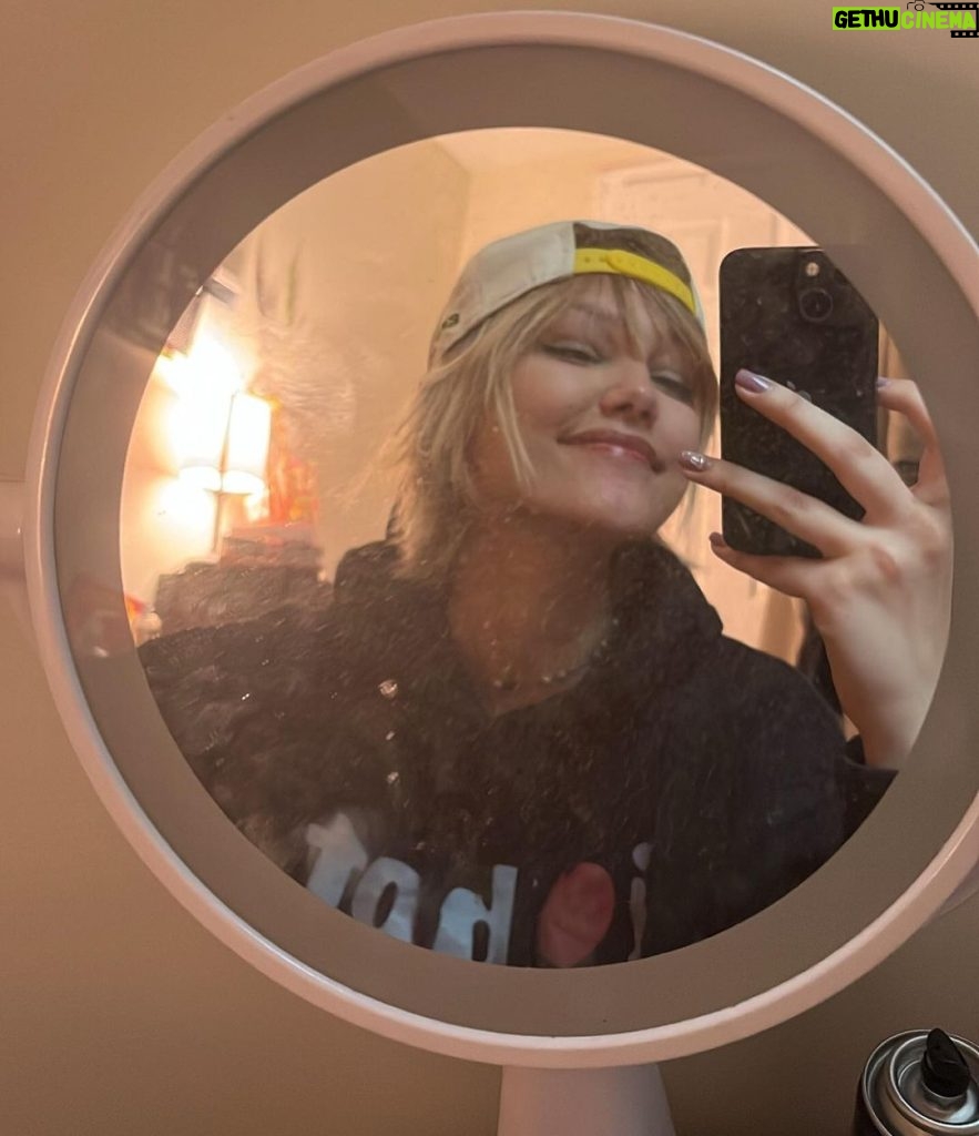 Grace VanderWaal Instagram - Dirty mirror