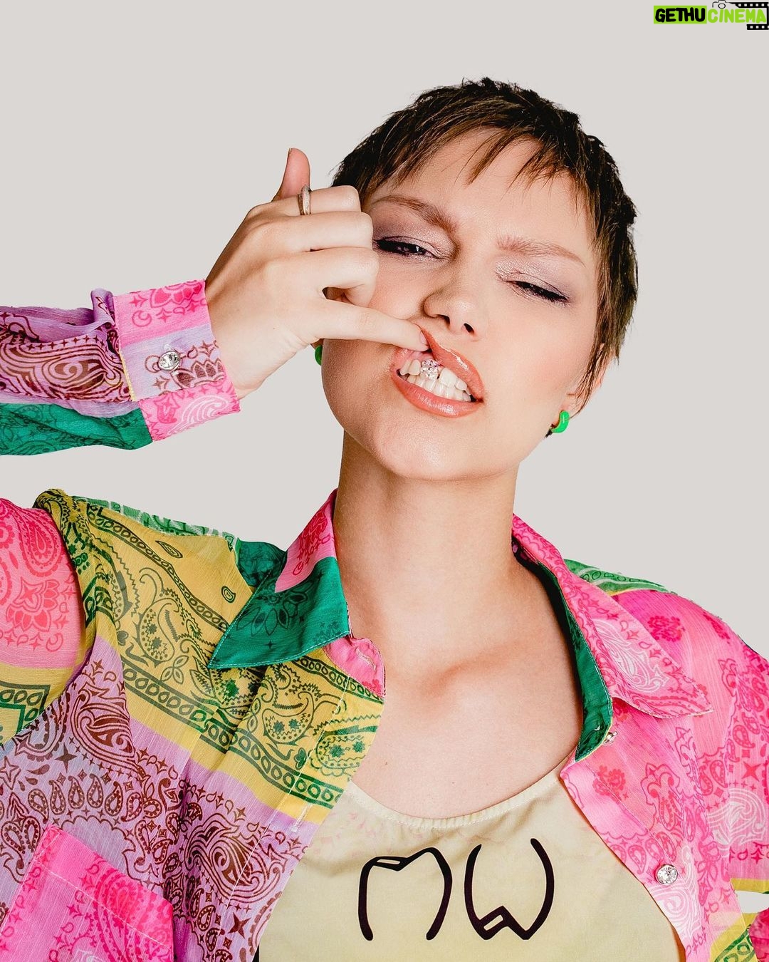 Grace VanderWaal Instagram - @euphoriazine ☆👽*♡ thank you to this amazing team🤍 Words/Digital Director: @justhedyj Photography: @jerrymaestas Editor-in-Chief: @lauraersoy Styling: @alimullin Hair & Makeup: @crystallize