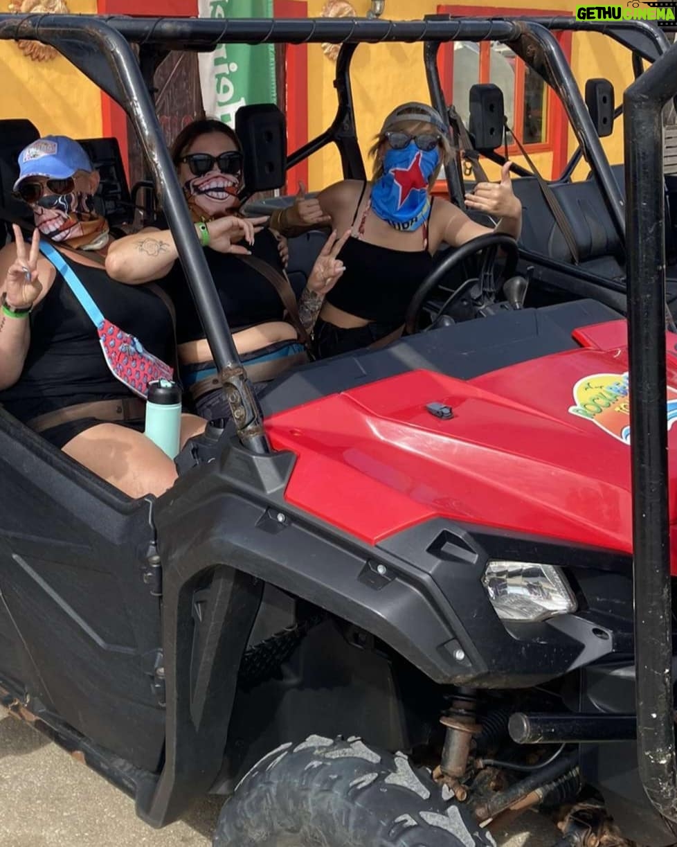 Grace VanderWaal Instagram - That jeep was actually so fucking scary and my eyes were closed the whole time๐๐