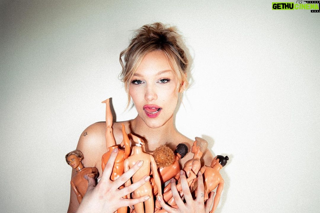 Grace VanderWaal Instagram - Happy Friday 💋7 more days til Boyfriends💋